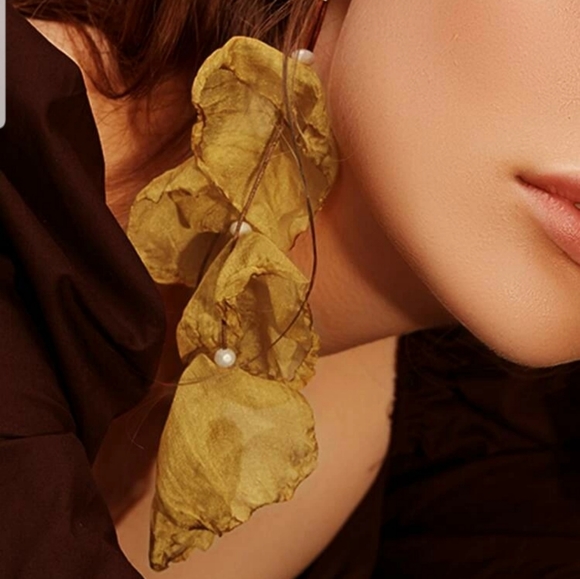 *Layla* Flower Petal Earrings - Picture 2 of 7